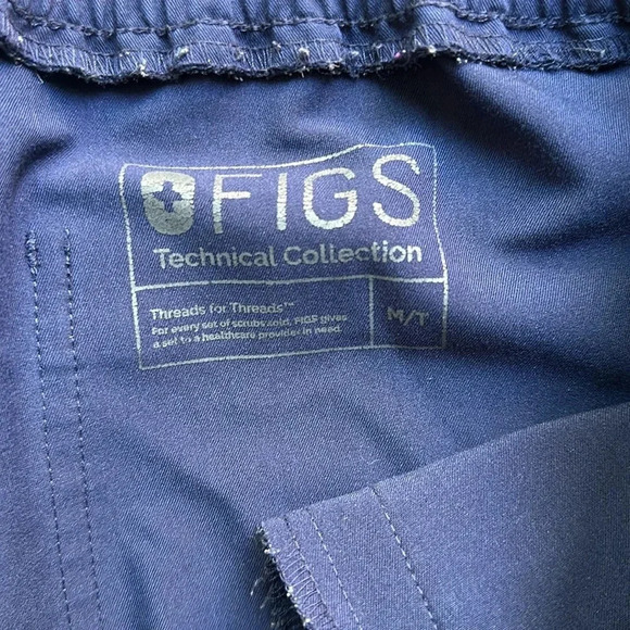 Figs Cairo cargo scrubs men’s size medium/tall. In good condition. Preowned. - Picture 4 of 5